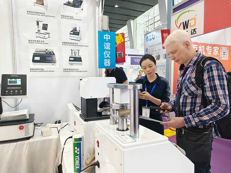 海外客戶咨詢場(chǎng)面